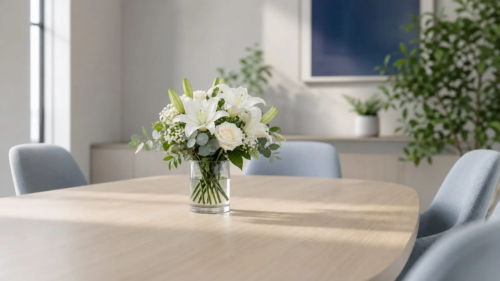 Bouquet de fleurs blanches posé sur une table de réunion